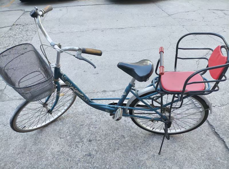 飞鸽牌自行车，车况良好，骑行顺滑不费力